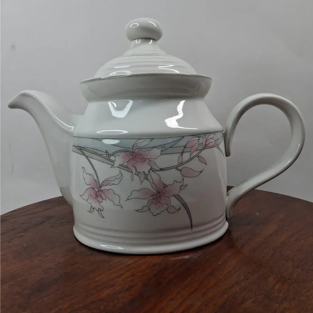 Royal Doulton Mayfair Lambethware Fresh Flowers LS1052 Teapot with Lid 1983‎